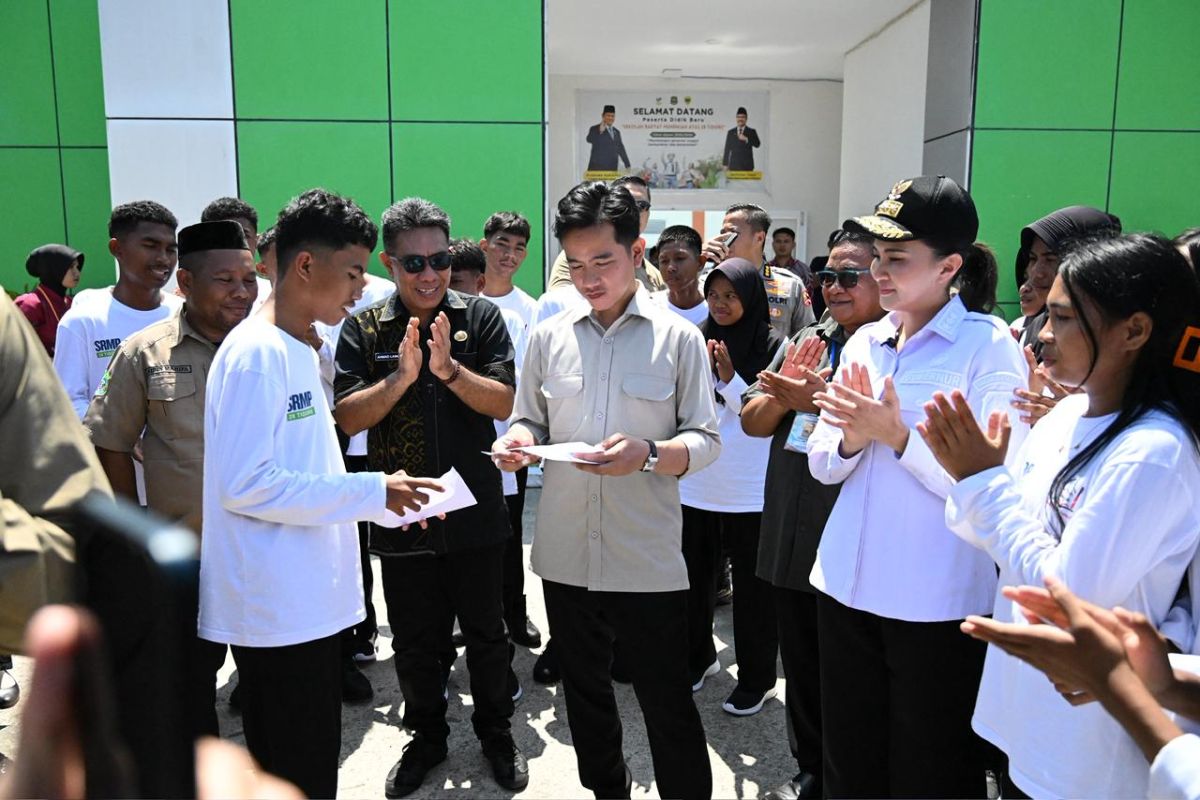 VP Gibran visits school aiding poor children in N Maluku's remote area