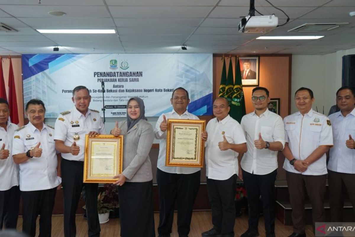 Kejari Kota Bekasi terima penghargaan Pemkot Bekasi