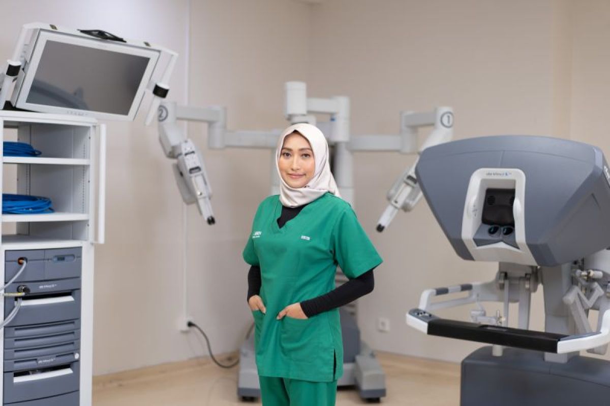 dr. Sita Ayu Arumi: Perempuan Pertama di Tim Bedah Robotik Indonesia