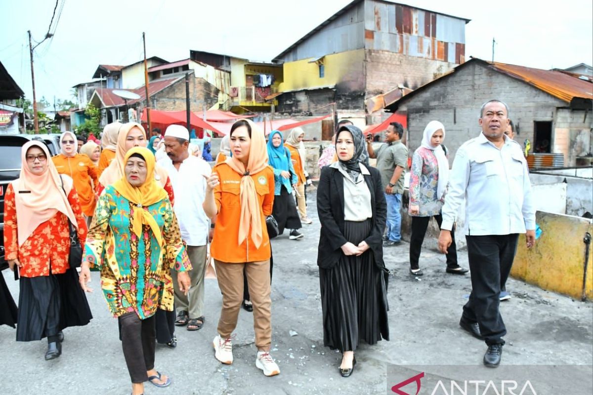 TP PKK dan DWP Padang salurkan bantuan bagi korban kebakaran