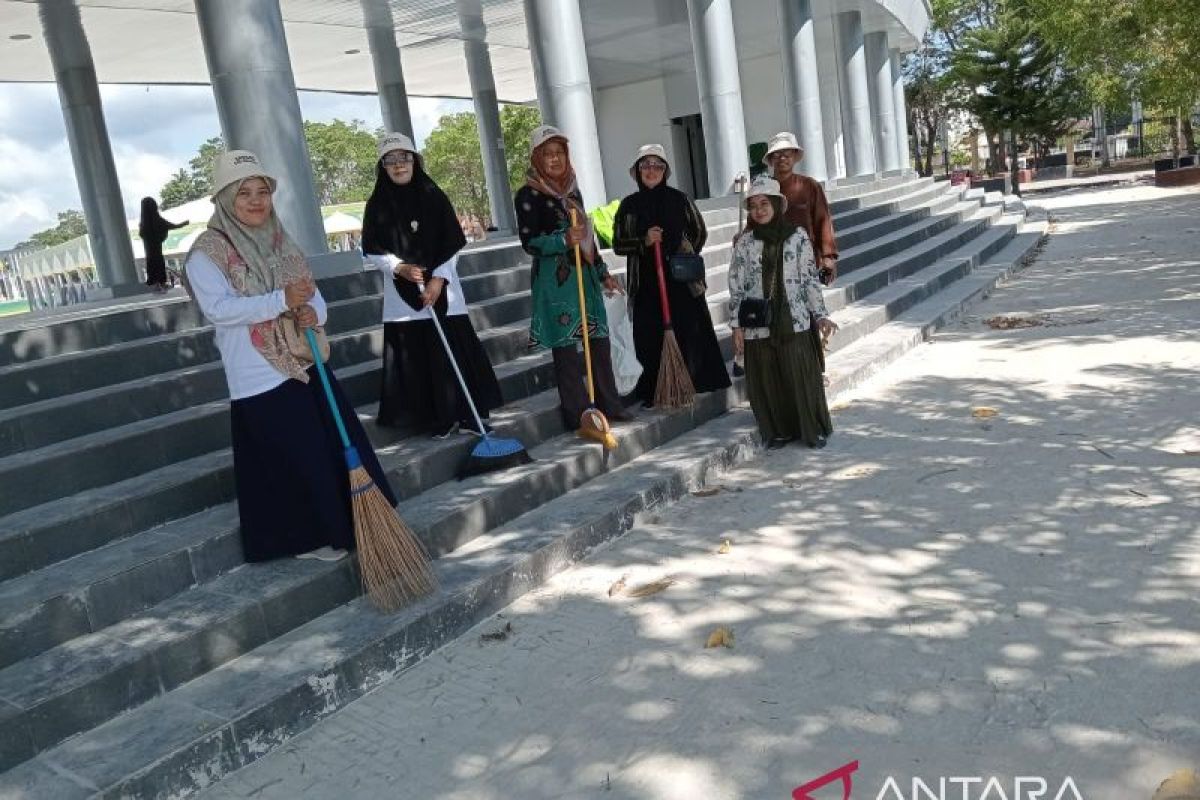 Wujudkan STQH ramah lingkungan, Satgas  Ekoteologi Kemenag Sultra bersihkan dienam Venue