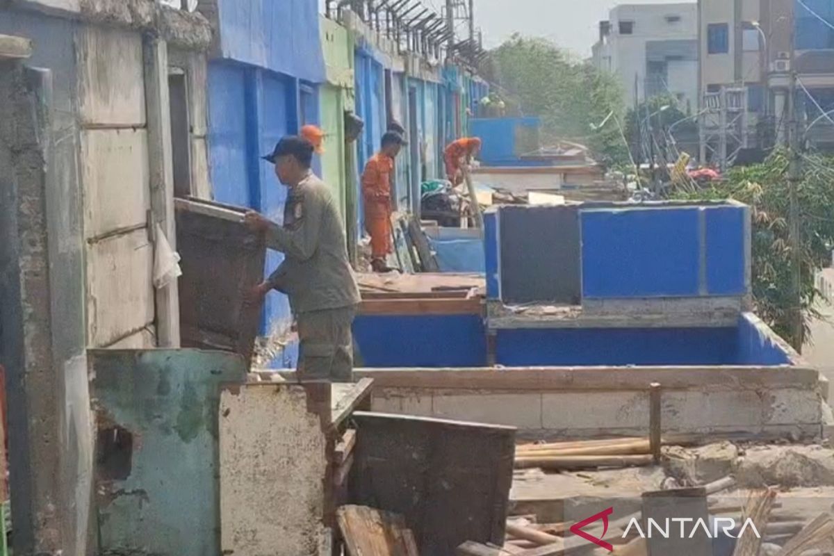 Puluhan bangunan liar prostitusi di Gang Royal Jakbar dibongkar