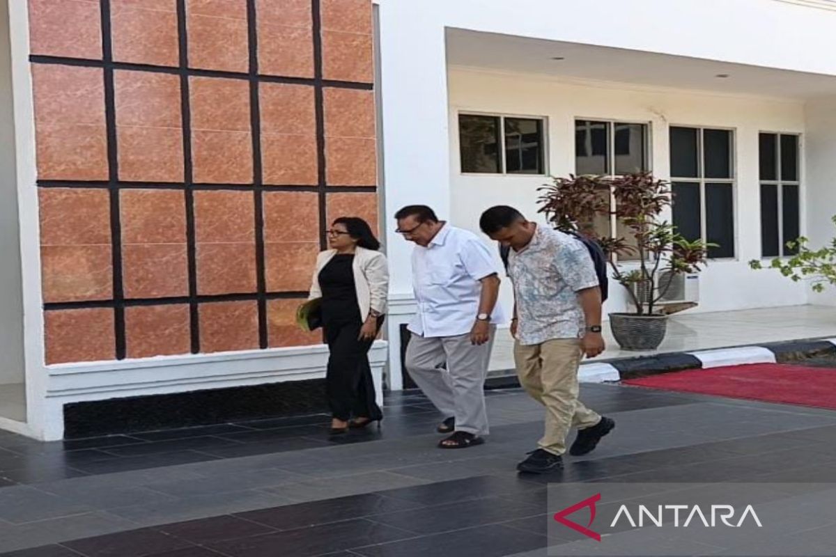 Mantan Wali Kota Kupang memenuhi panggilan Kejati NTT