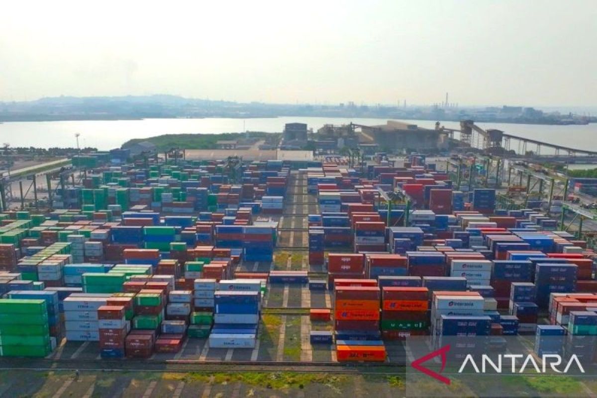 Terminal Teluk Lamong catat arus peti kemas tembus 2 juta TEUs