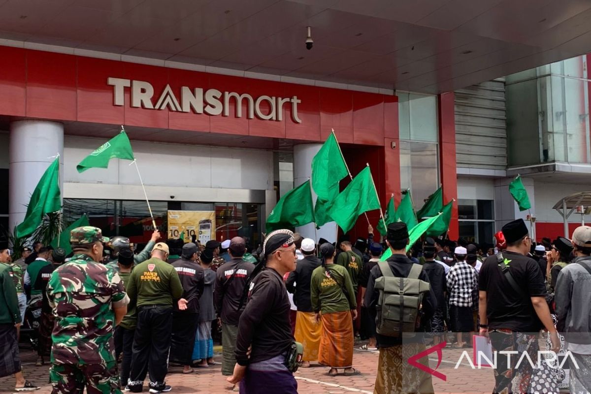 Ratusan santri datangi Transmart Jember, demo pelecehan pesantren