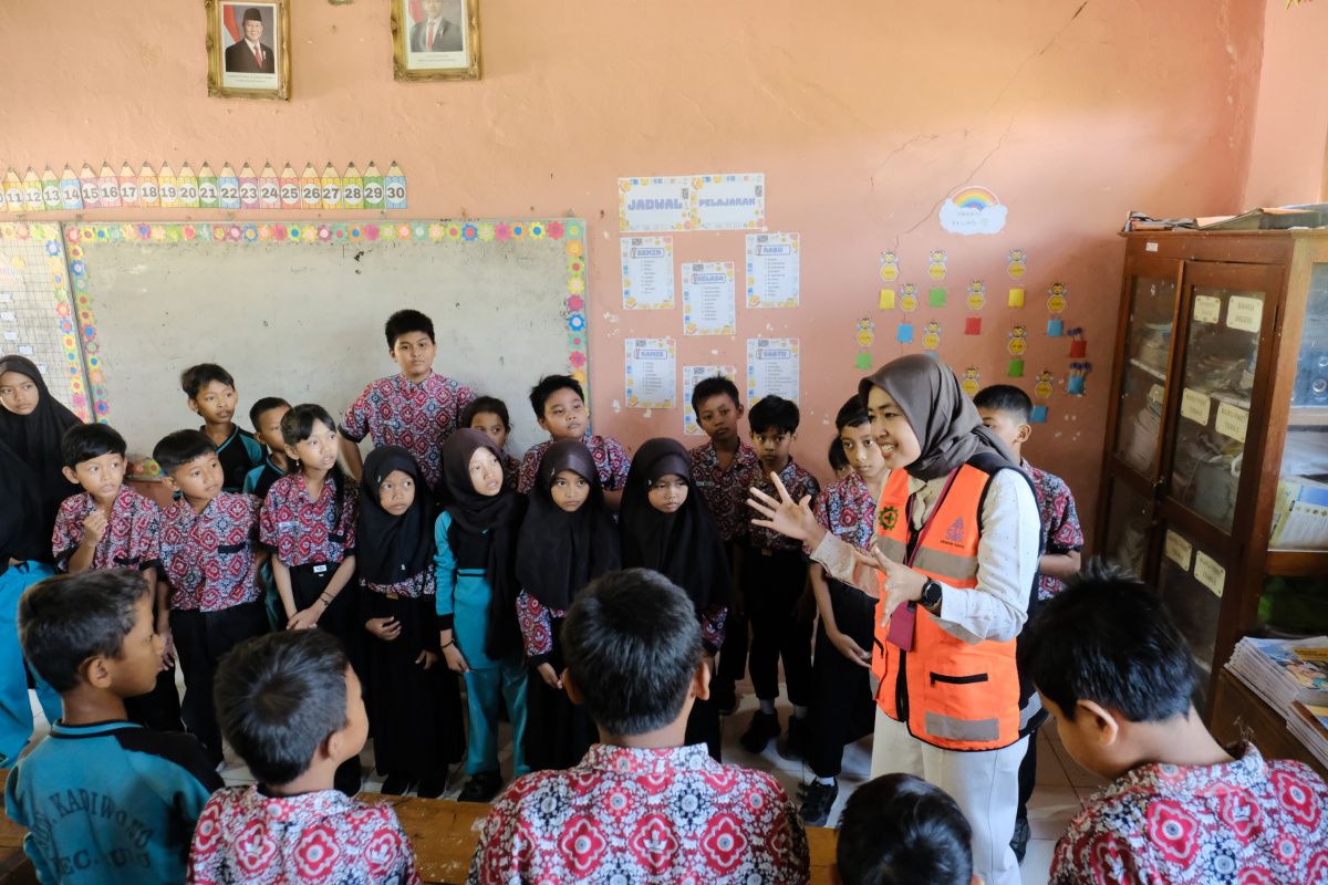 Semen Gresik tanamkan semangat belajar untuk siswa SDN Kawidono Rembang pada SG Goes To School