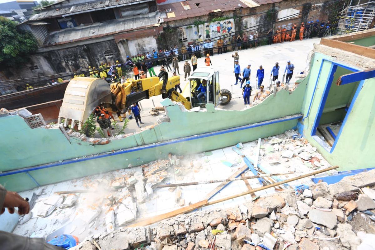 Sebanyak 37 bangunan liar di jalur kereta Jakbar dibongkar