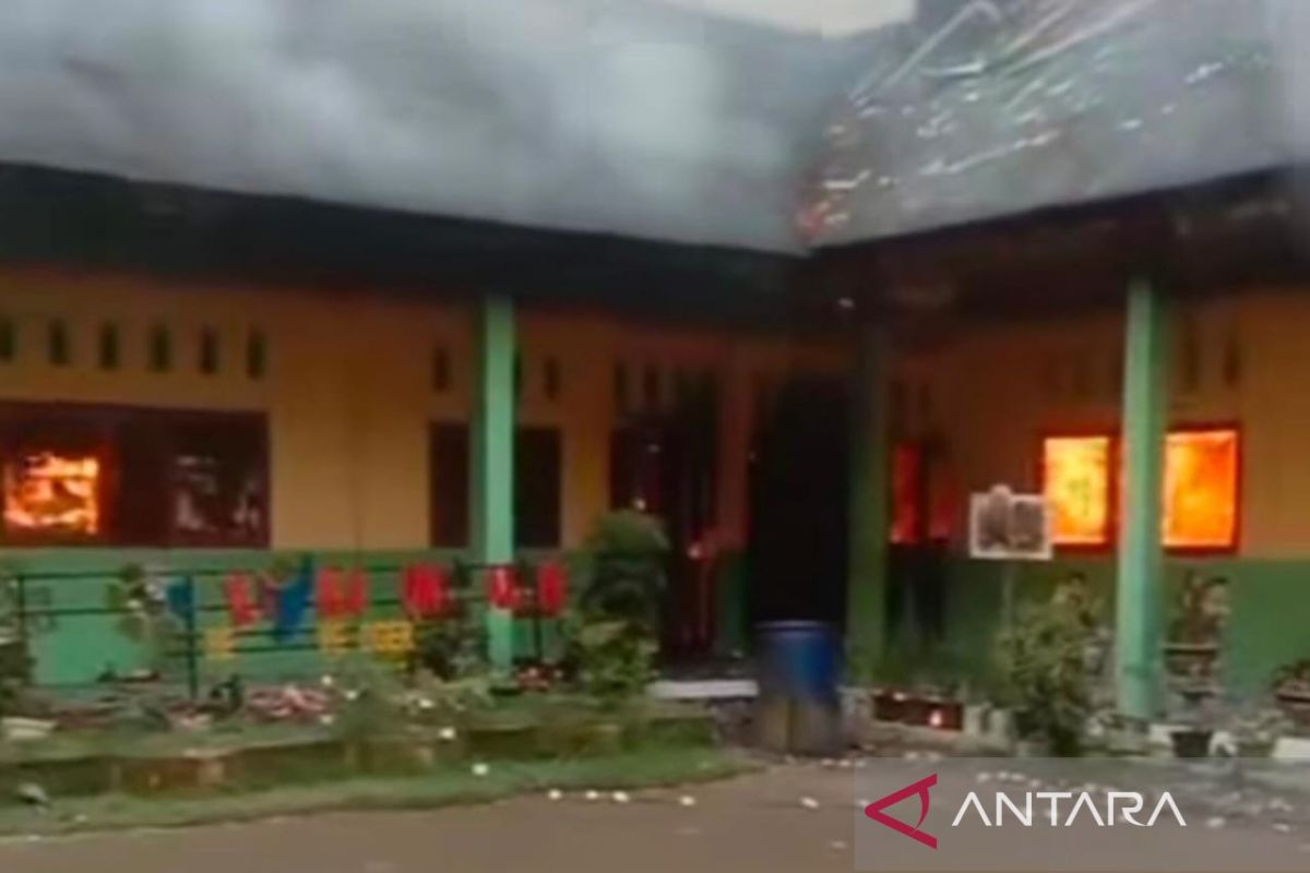 Pemkab Padang Pariaman pastikan PBM siswa di SDN terbakar tetap berjalan