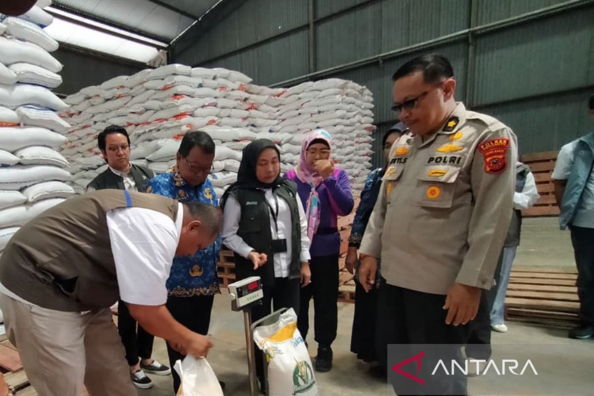 Bulog Indramayu jamin kualitas beras bantuan pangan layak konsumsi