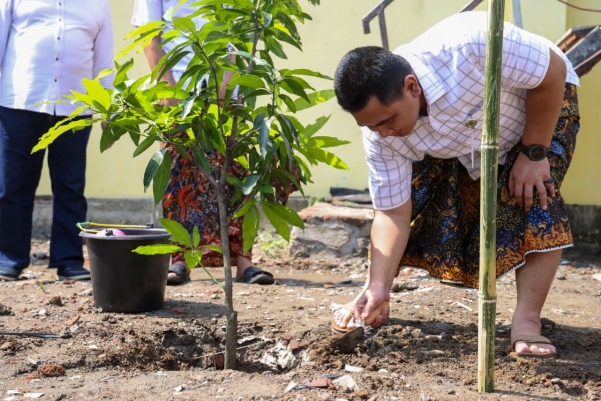 Wagub Jateng juga ikut "ro'an" di pesantren jelang Hari Santri 2025