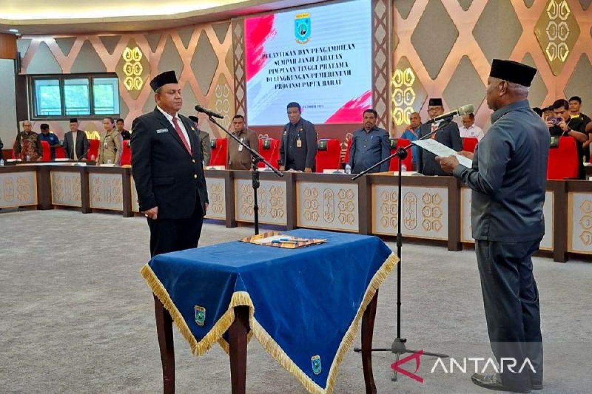 Gubernur Mandacan lantik Erwin sebagai Inspektur Papua Barat