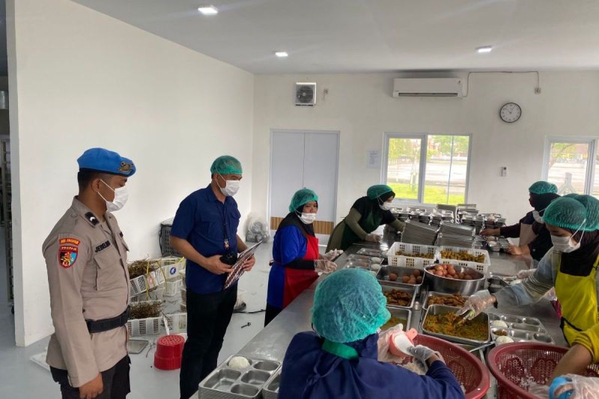 Polda Maluku salurkan 3.465 makanan bergizi gratis  pada 17 sekolah di Kota Ambon