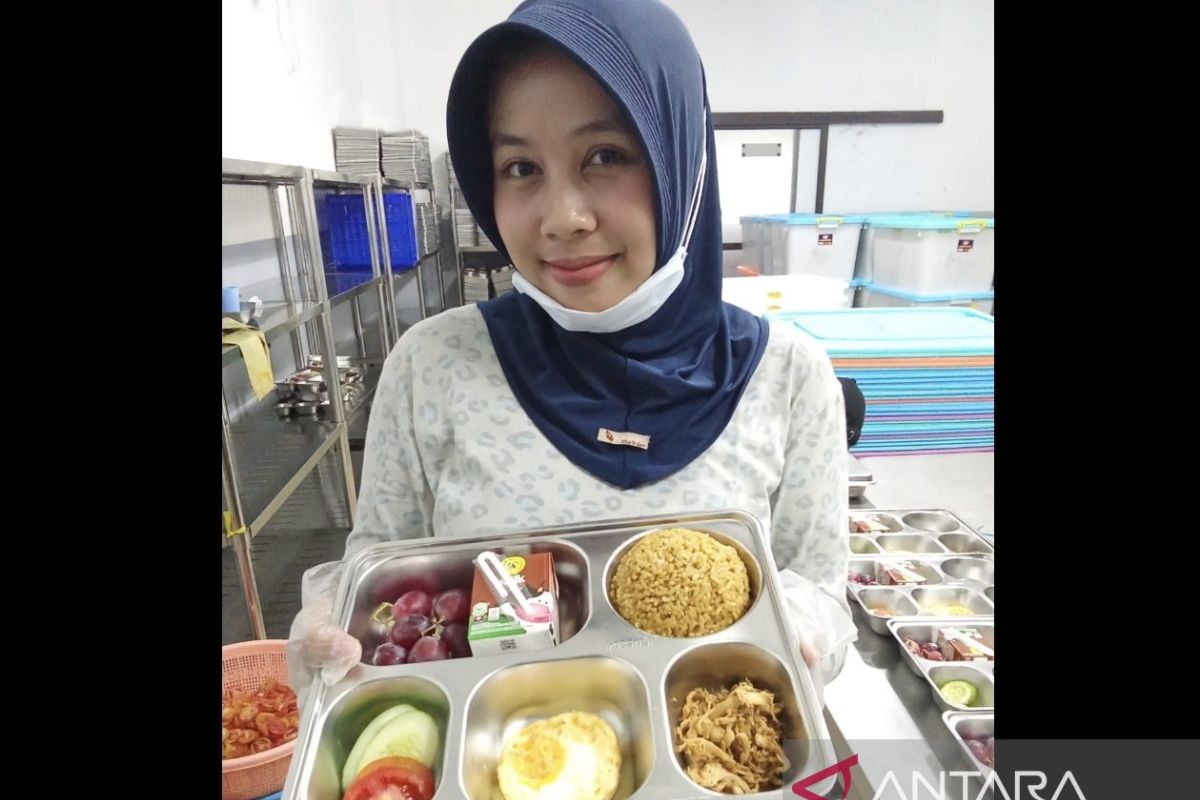 Free meal kitchens serve Prabowo's favorite dish on his 74th birthday