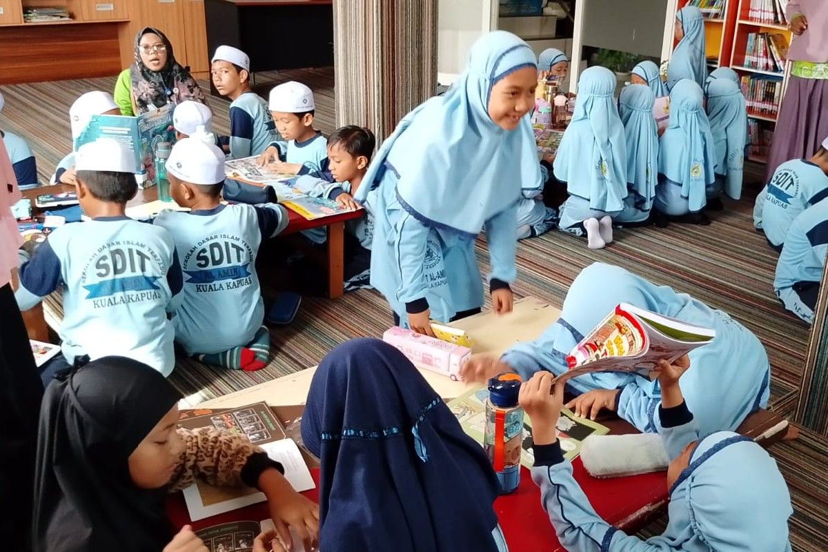 Disarpustaka Kapuas terima kunjungan siswa untuk kenalkan literasi sejak dini