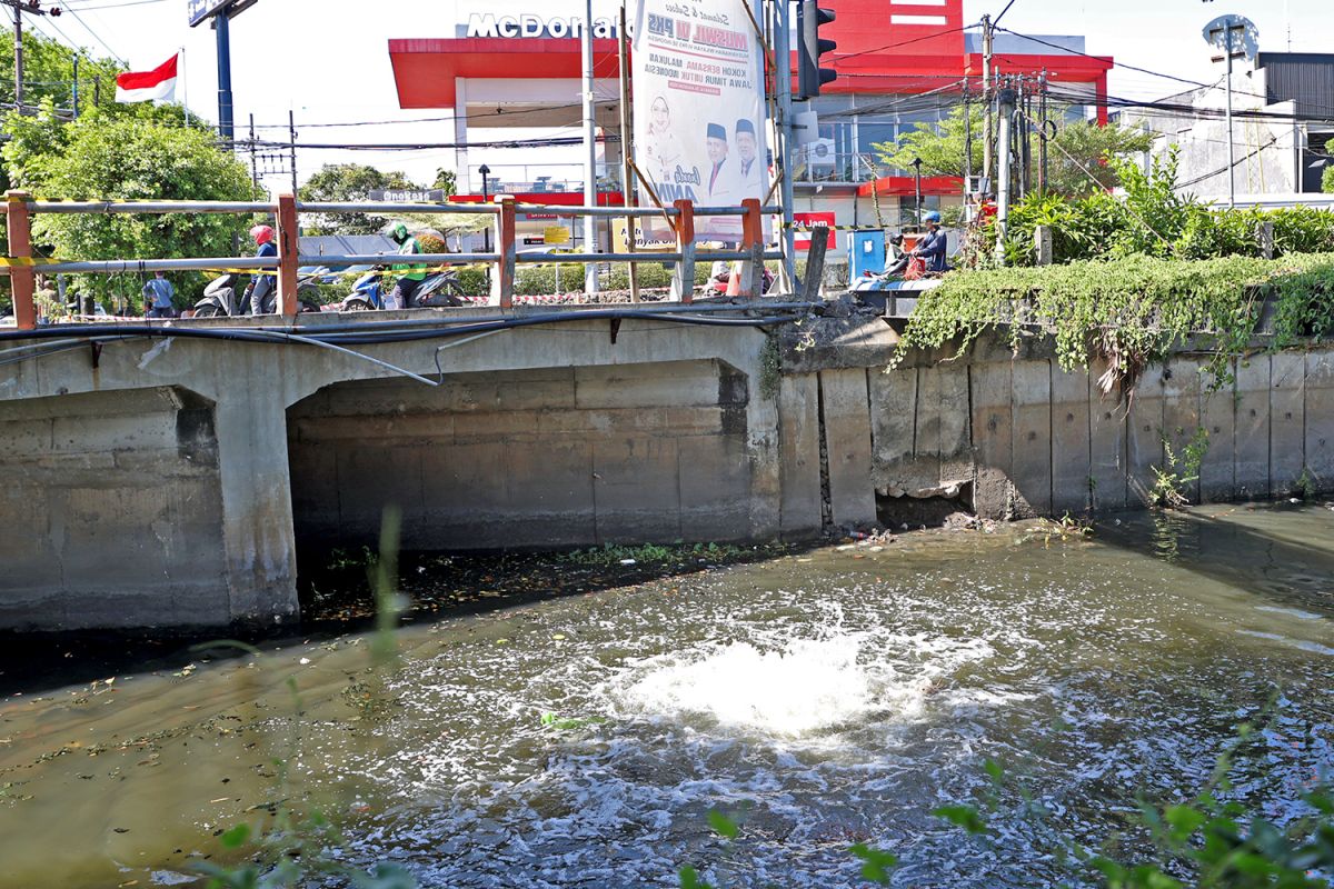 Pemkot Surabaya pastikan semburan berbau gas di Rungkut Tengah aman