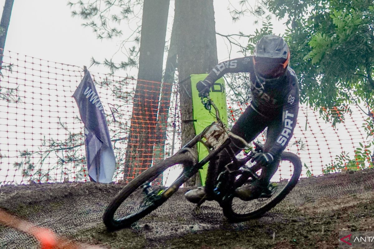 Atlet elite bersaing ketat pada final 76 Indonesian Downhill 2025