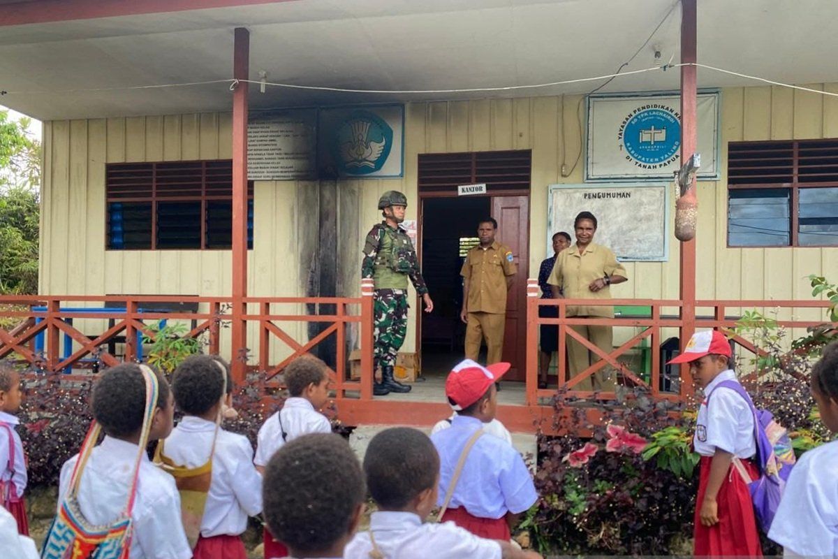 Indonesian soldiers deliver school supplies to remote Highland Papua