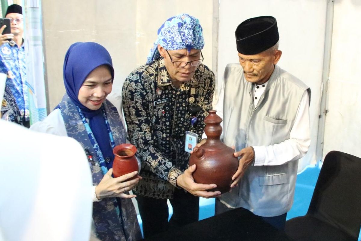 Kanwil Kemenkum serahkan sertifikat hak cipta 12 motif batik khas Serang