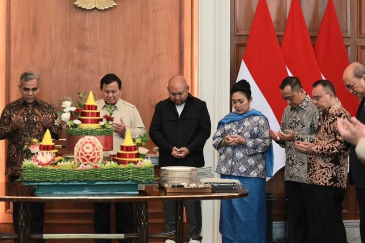 Presiden Prabowo rayakan HUT bersama keluarga dan kabinet di Istana