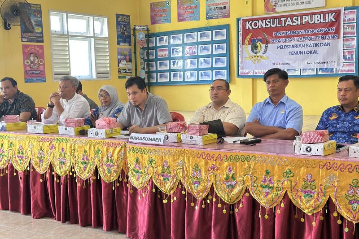 Muslimun : tenun lokal harus masuk kurikulum sekolah di Palu