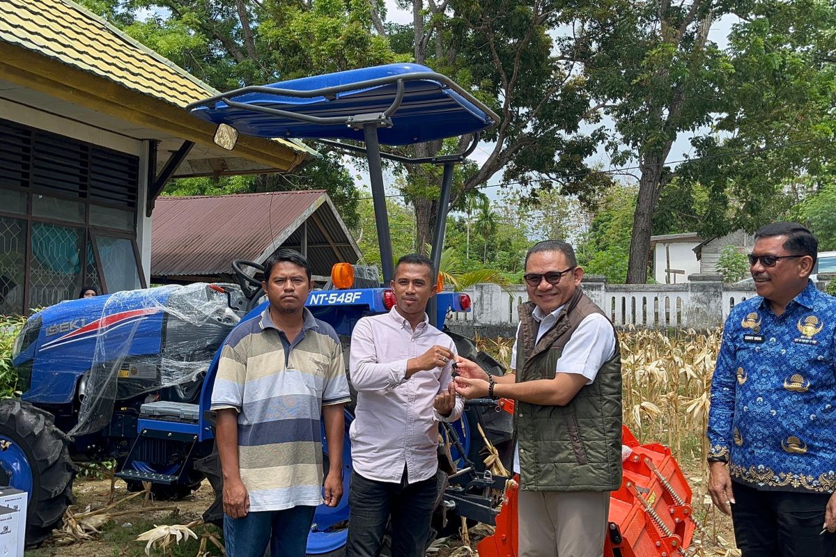 Anggota DPR beri bantuan alat pertanian di Muna dorong ketahanan pangan
