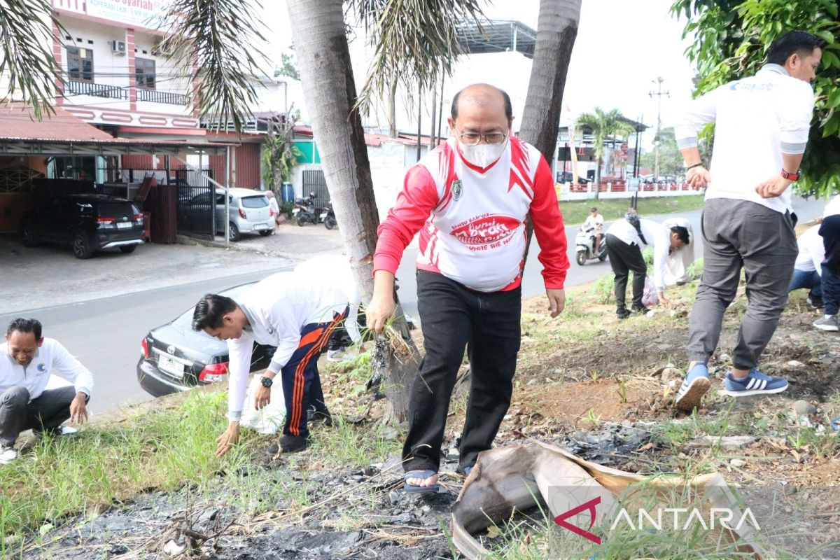 Wujudkan lingkungan kerja bersih dan sehat, Kakanwil Kemenkum Bengkulu pimpin pelaksanaan Jumat Bersih