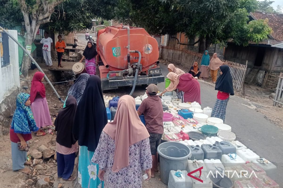 Terpopuler - Harga emas turun, oknum guru dilaporkan suami ke polisi, kekeringan di Bima hingga Nursiah pimpin Golkal Loteng