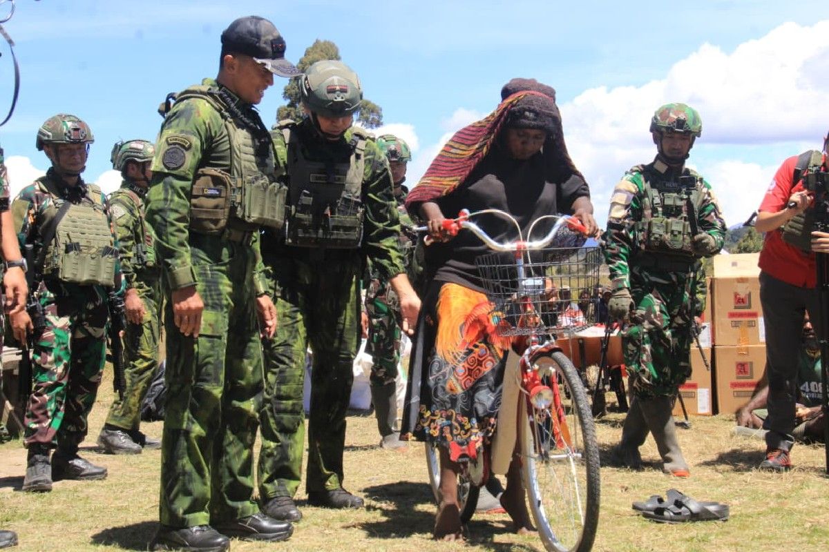 Pangkogabwilhan III serahkan bantuan Presiden Prabowo Subianto ke warga Kuyawage