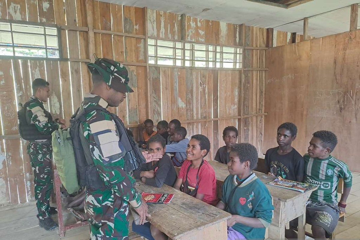 Satgas Yonif 511/DY perkuat proses belajar mengajar di SD Brume