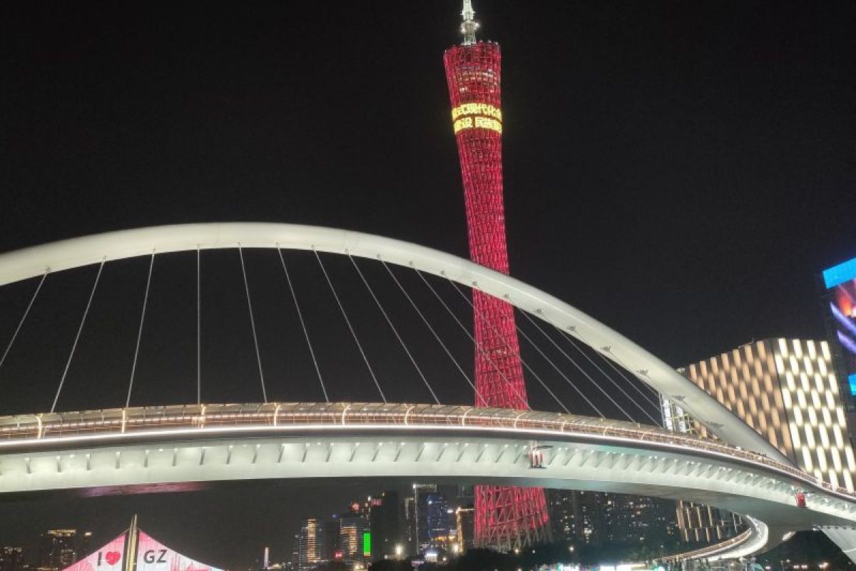 Menikmati gemerlap cahaya Guangzhou dari kapal di Sungai Mutiara