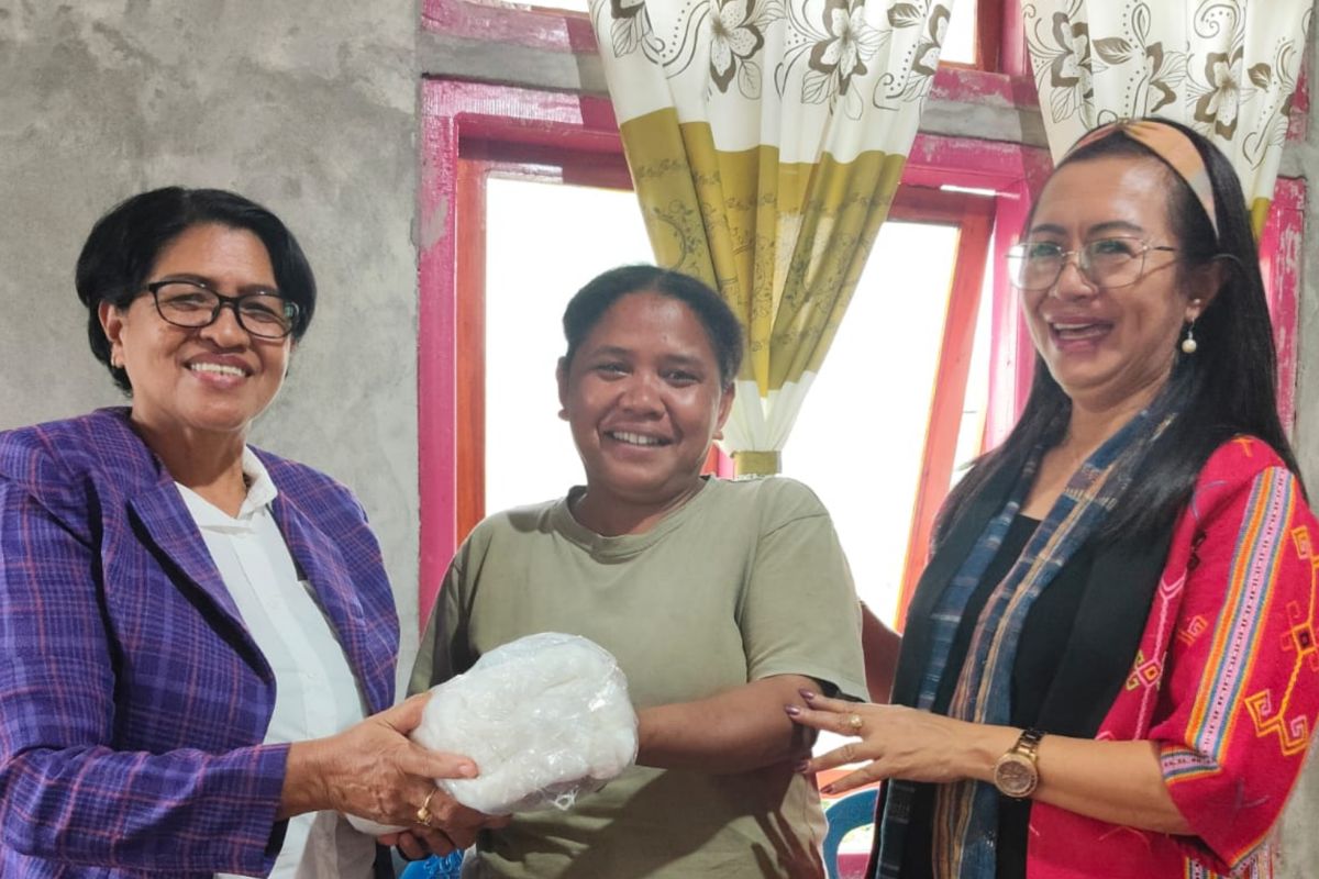 Dekranasda Mabar memberikan bantuan benang kepada kelompok tenun