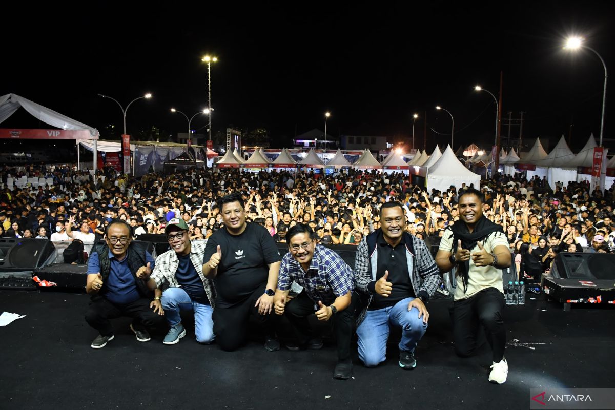 Ribuan warga ramaikan malam hiburan TOTK diisi artis ibu kota di Samosir