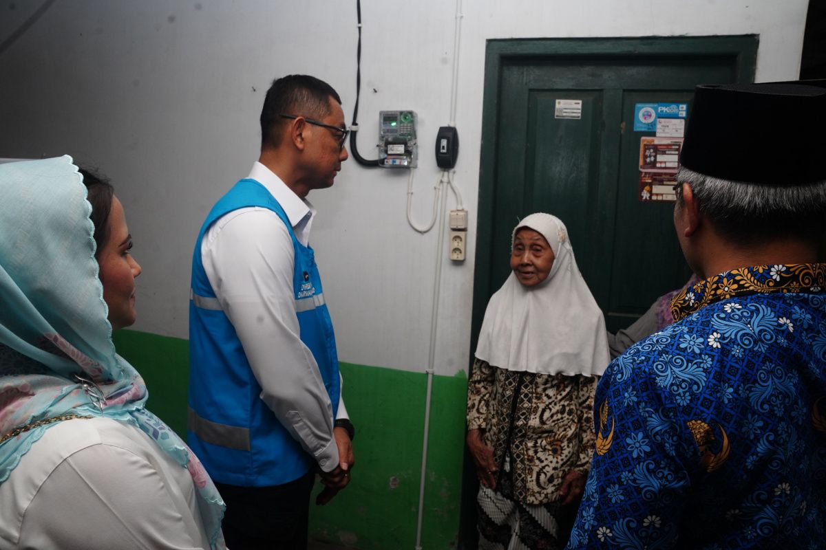 Senyum nenek Partinah di momen Hari Listrik Nasional