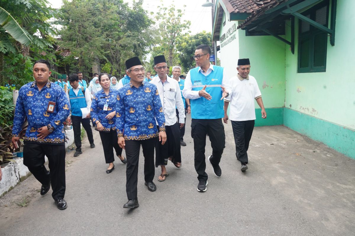 Dirut PLN pimpin langsung penyaluran bantuan sambung baru listrik gratis