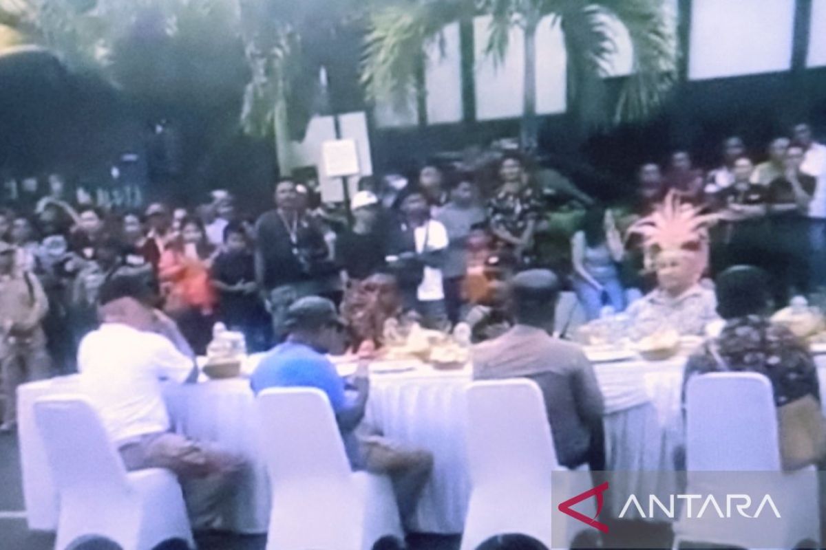 Pemkab Biak Numfor gelar pesta adat makan bersama untuk meriahkan FBB 2025