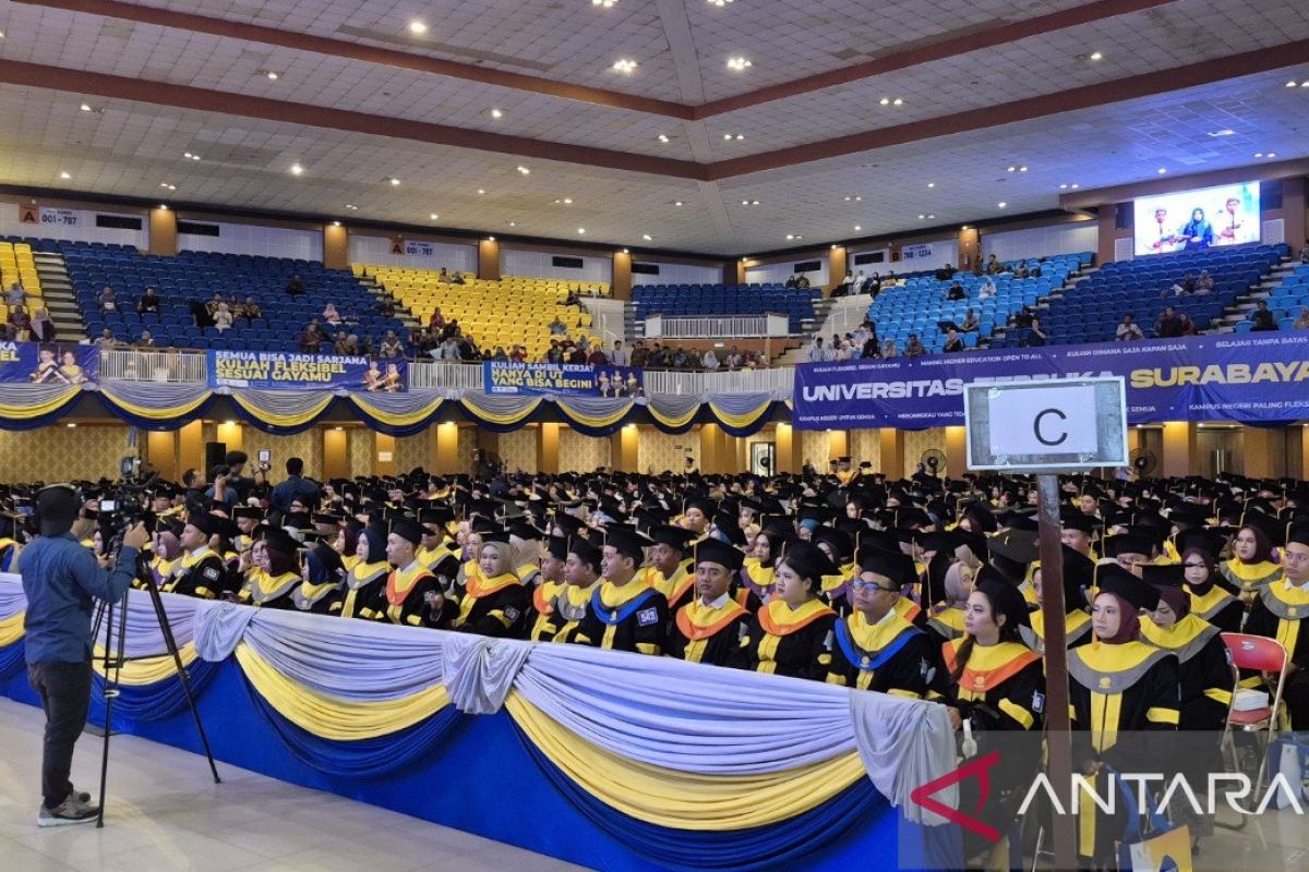 Khofifah beri hadiah untuk wisudawan terbaik UT Surabaya