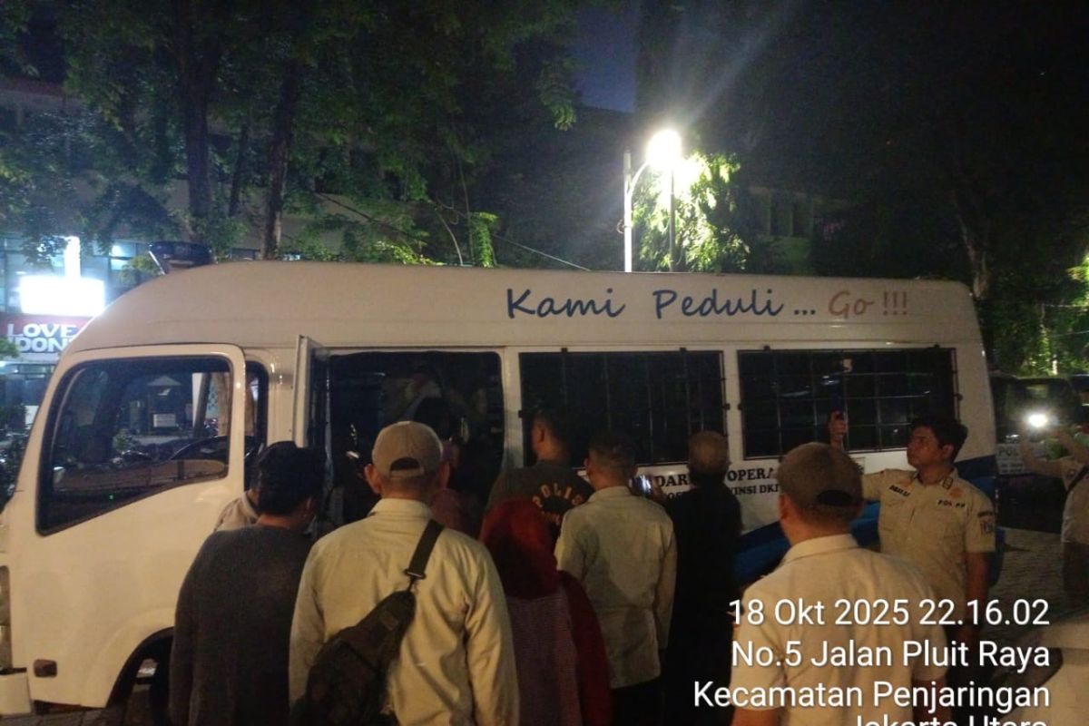 Satpol PP tangkap tiga PSK di Gang Royal Jakut