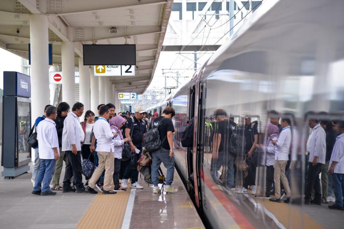 Dua tahun beroperasi, kereta cepat Whoosh angkut 12 juta penumpang