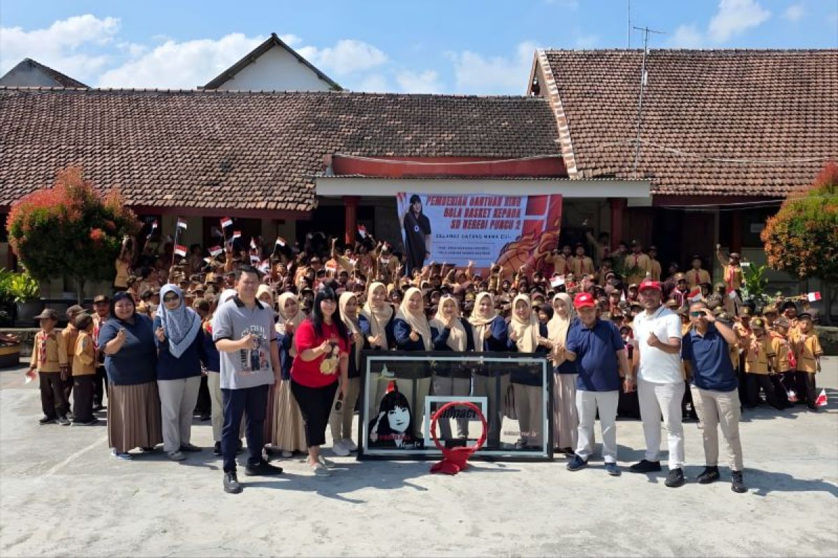 Ketua Perbasi Jatim serahkan bantuan ring dan bola basket ke sejumlah daerah