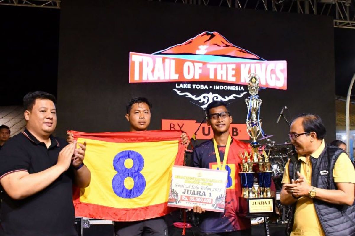 Bupati Vandiko serahkan piala ke Puraka Medan juarai festival Solu Bolon rangkaian acara TOTK di Samosir
