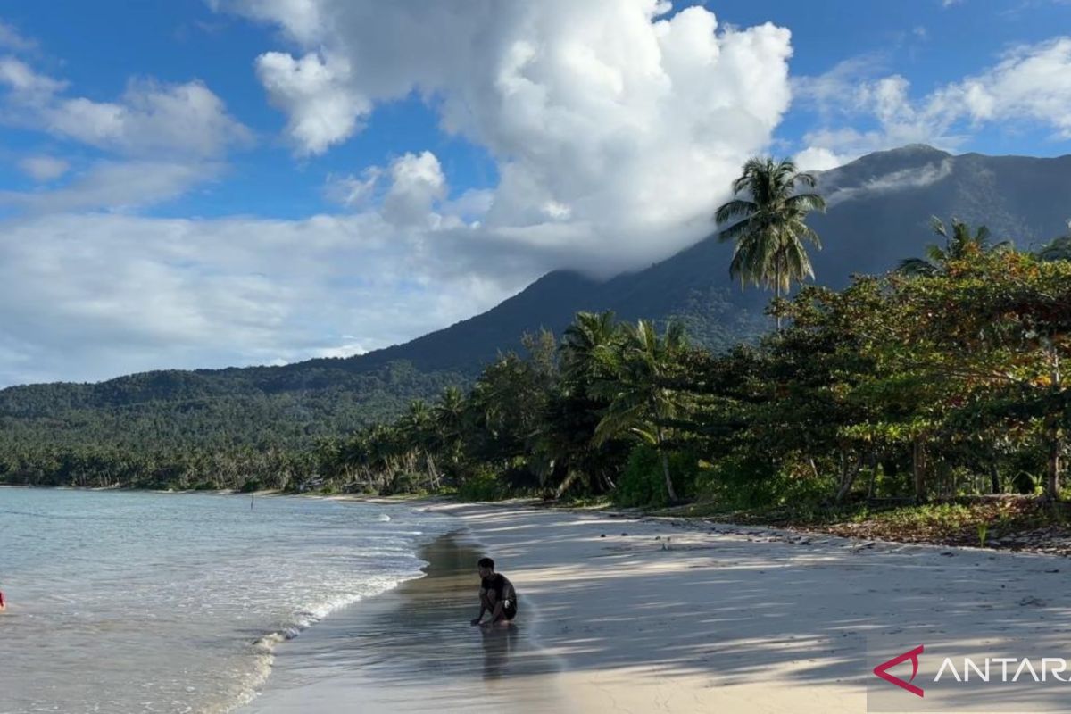 Menikmati pantai dan gunung sekaligus di Pantai Tanjung Natuna