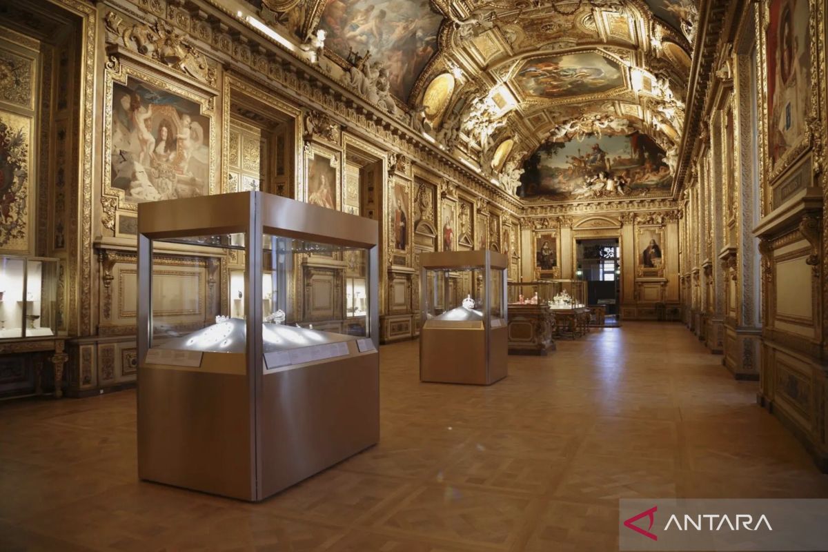 Delapan benda berharga dicuri dari Museum Louvre di Paris