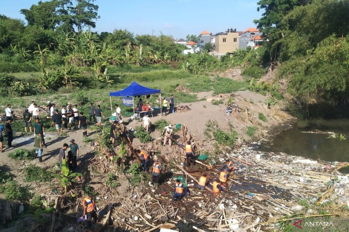 Relawan di Bali bersihkan sampah sisa banjir di aliran sungai