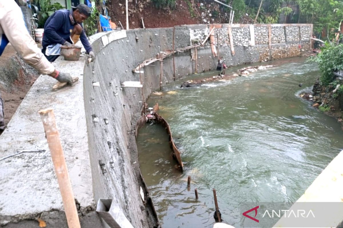 Perbaikan turap Kali Cipinang di Kelurahan Makasar capai 90 persen