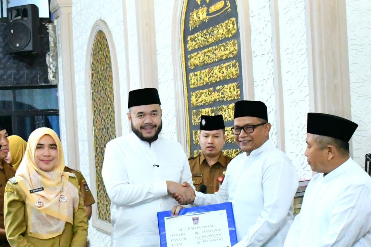 Wako Fadly Amran serahkan secara simbolis dana operasional Ketua RT/RW se-Kecamatan Pauh