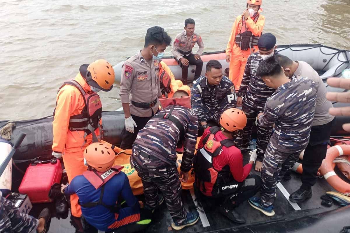 Tim SAR evakuasi jenazah penumpang kapal jatuh ke laut