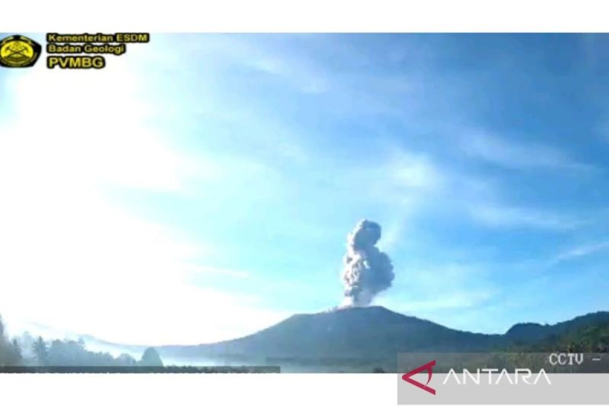 Gunung Ibu di Halmahera Barat semburkan abu hingga 1,2 kilometer