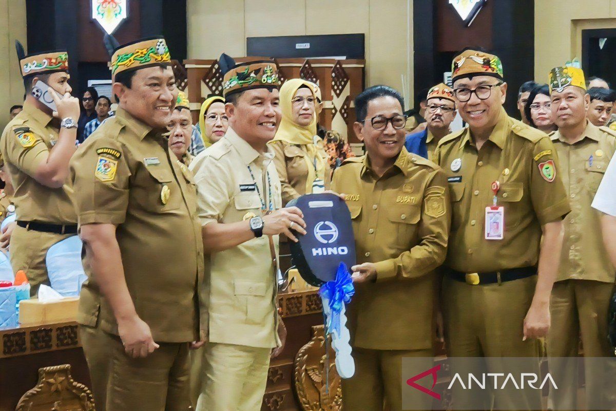 Gubernur serahkan hibah sarpras pengelolaan sampah pemda Se-Kalteng