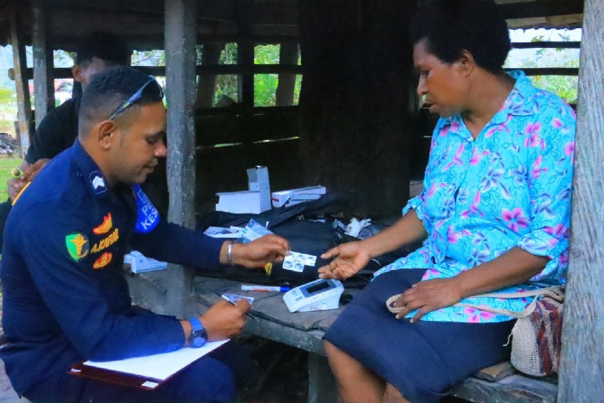 Personel Polres Yalimo mengunjungi kampung Ohoam periksa kesehatan masyarakat