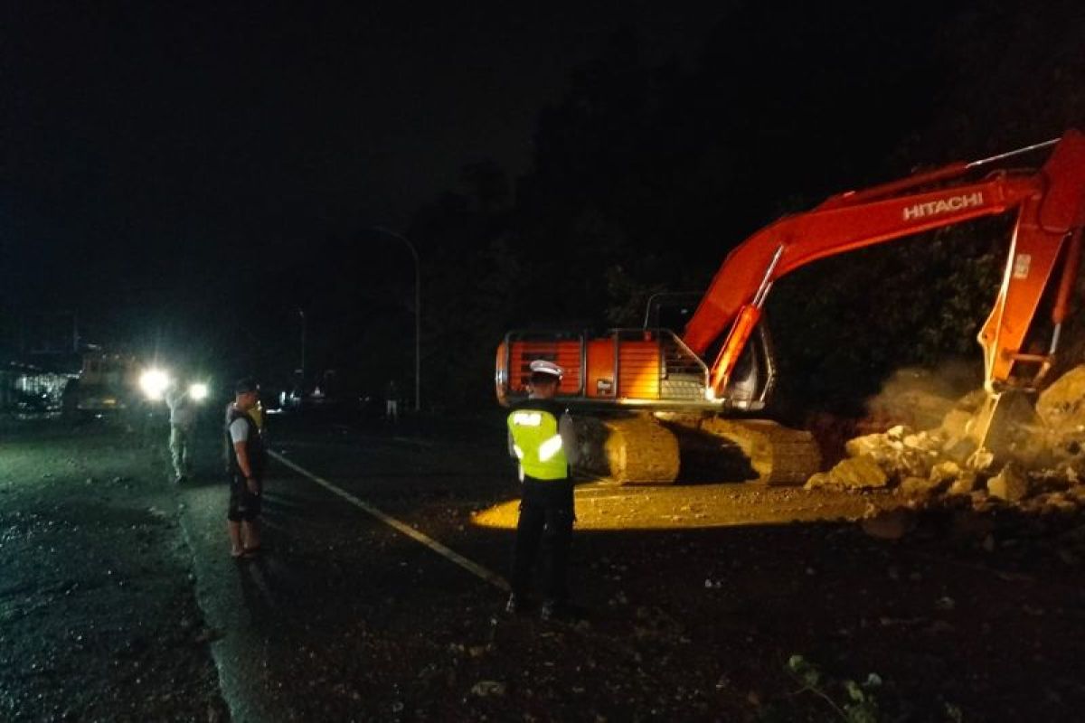 Longsor tebing sempat macetkan lalu lintas Banda Aceh-Meulaboh